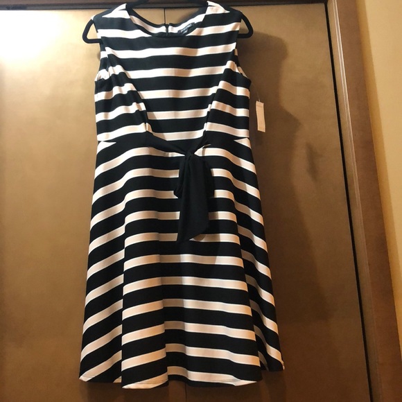 Roz & Ali Dress NWT purchased from the Dressbarn - Picture 7 of 7